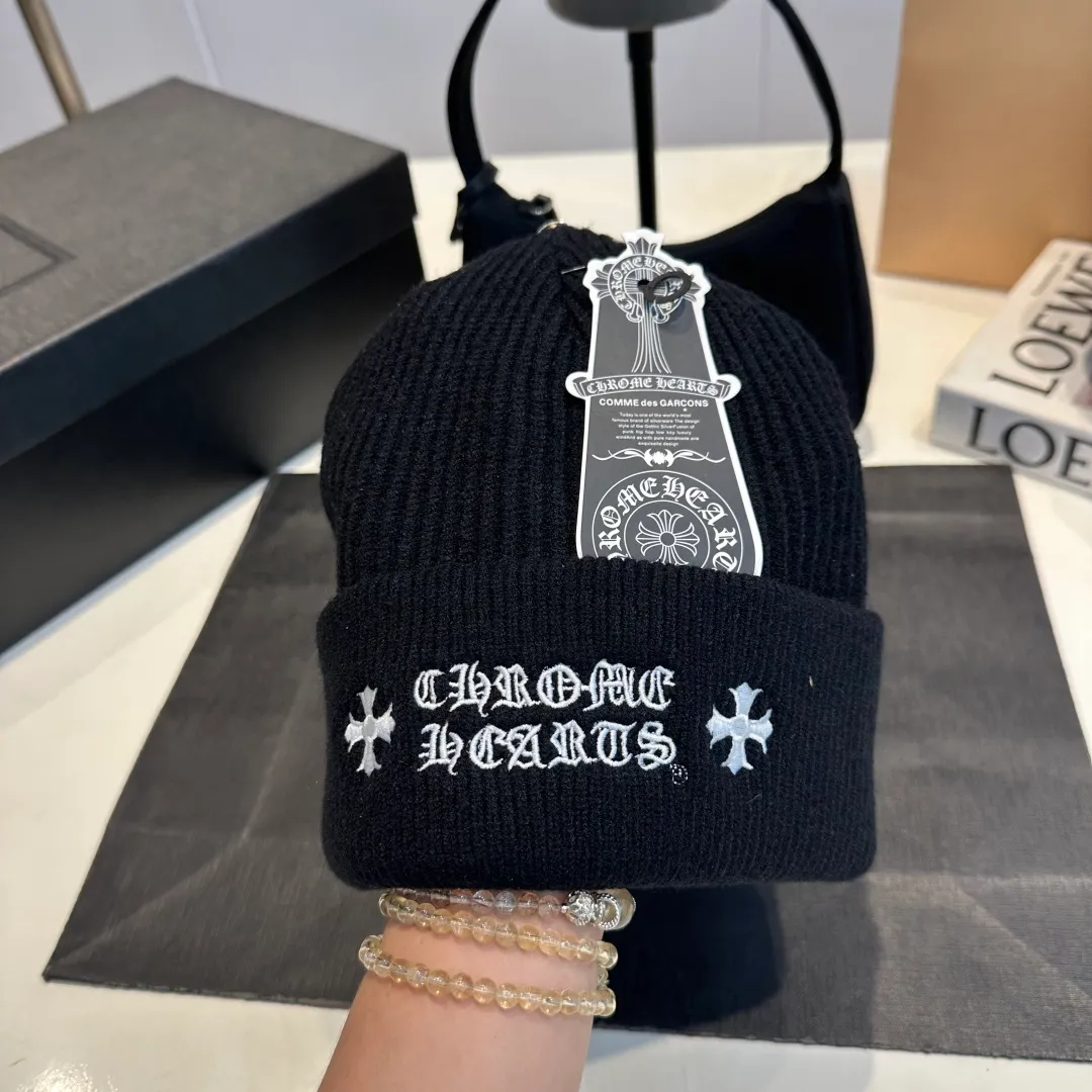 P46 Crow Heart Autumn and Winter Wool Knitted Beanie This must be a favorite of minimalism. It is clean, neat, fashionable and versatile, and will definitely not be picky about your face shape! A fashionable classic that lasts forever! Fashionable black and white can be purchased together!